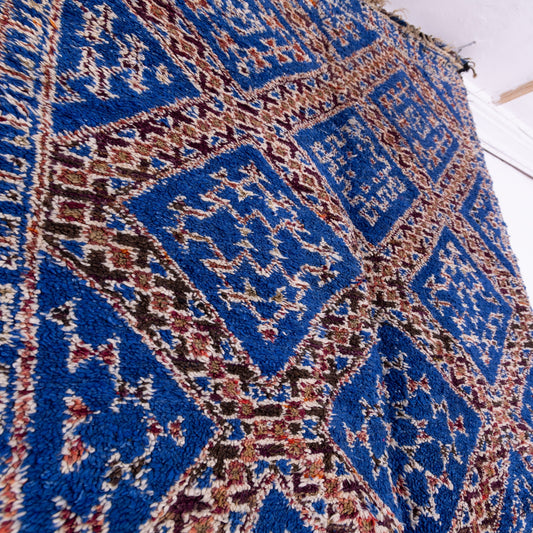 Vintage Moroccan Berber Rug – Handwoven Wool from Moyen Atlas – Geometric Diamond Pattern in Majorelle Blue – Authentic Beni Mguild Carpet