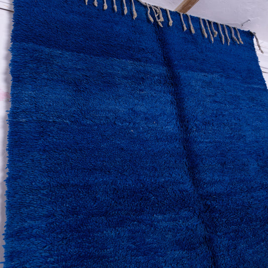 Vintage Moroccan Berber Rug – Handwoven Wool from Moyen Atlas – Deep Majorelle Blue with Tassel Fringe – Authentic Beni Mguild Carpet – Bohemian & Modern Home Decor