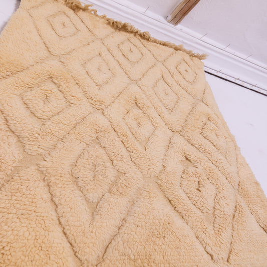 Handwoven Taznakht Moroccan Rug – 100% Wool Beige Diamond Motif Carpet – Luxurious Berber Handmade Rug – Minimalist Boho Style