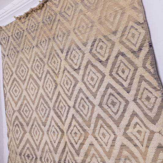 Handwoven Taznakht Moroccan Rug – 100% Wool Beige & Gray Diamond Pattern Carpet – Authentic Berber Tribal Design – High Atlas Artisan Weaving
