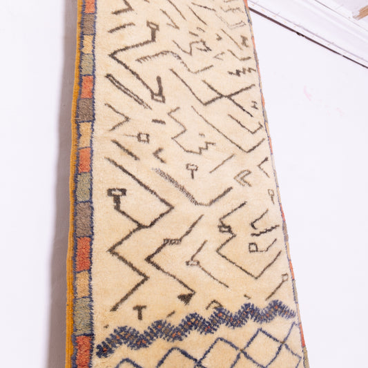 Handwoven Taznakht Moroccan Runner Rug – Beige & Black Berber Hallway Carpet – 70% Wool, 30% Cotton – Unique Tribal Design