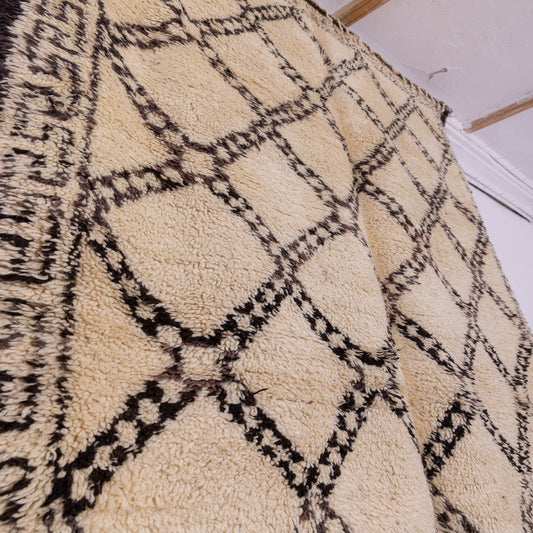 Vintage Moroccan Beni Ourain Rug – Handwoven Wool Berber Carpet – Diamond Lattice & Ornate Border – Bohemian & Rustic Home Decor