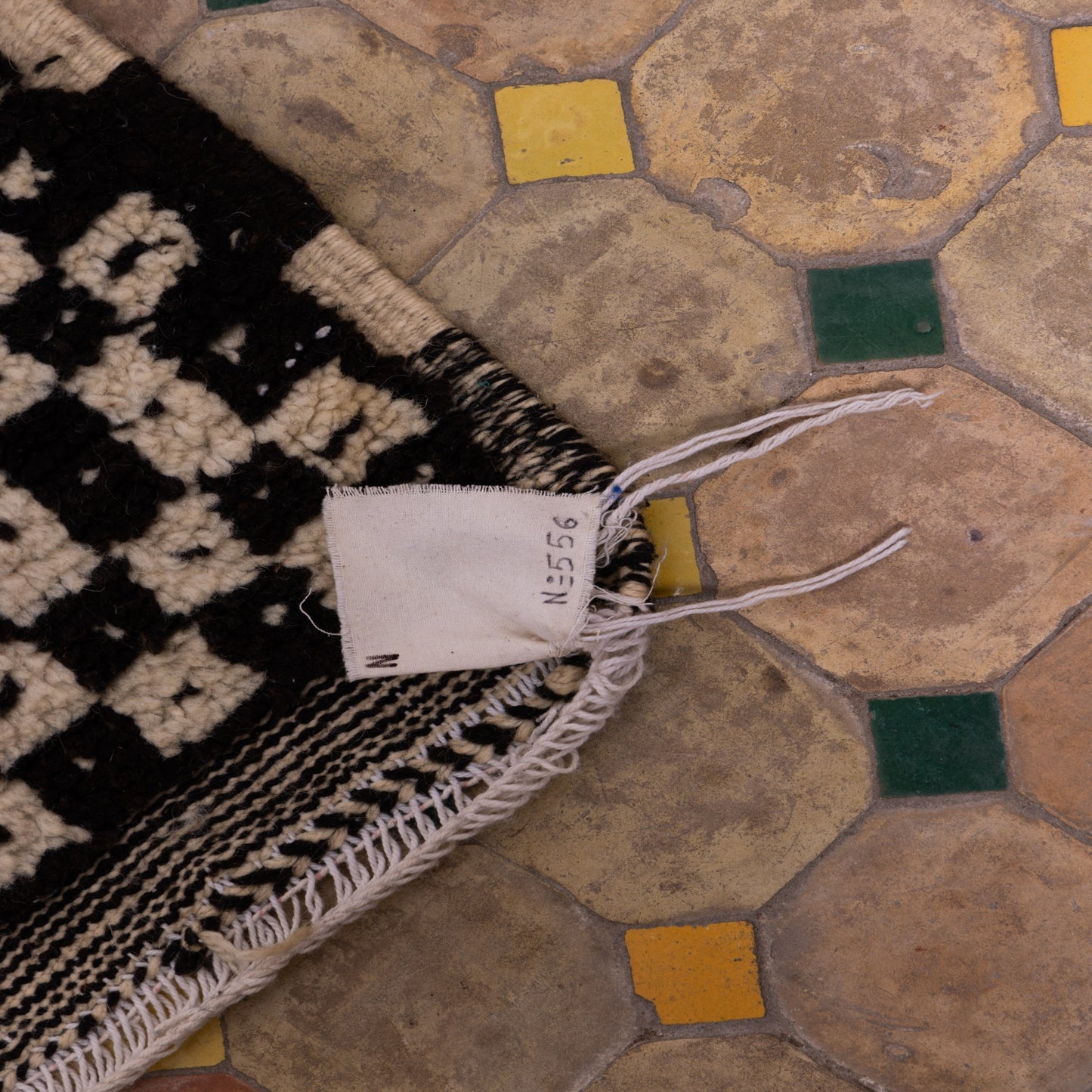 Handwoven Taznakht Moroccan Rug – Black & Beige Checkerboard Wool Blend Carpet – 70% Wool, 30% Cotton – Authentic Berber Rug for Modern & Boho Homes ; 8,53 ft / 5,41 ft