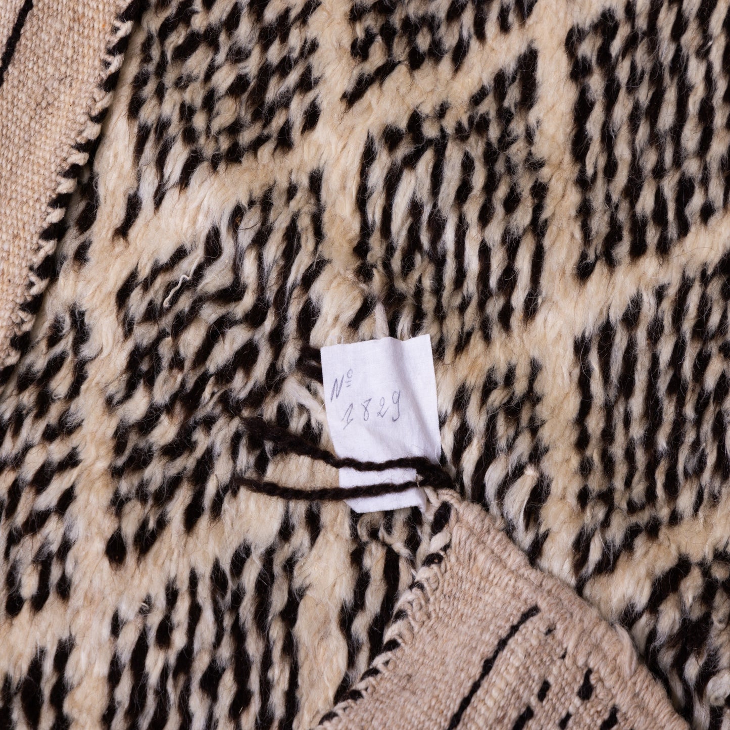 Handwoven Taznakht Moroccan Rug – 100% Wool Black & Beige Diamond Pattern with Blue Accent – Authentic Berber Tribal Design ; 9,02 ft / 5,41 ft