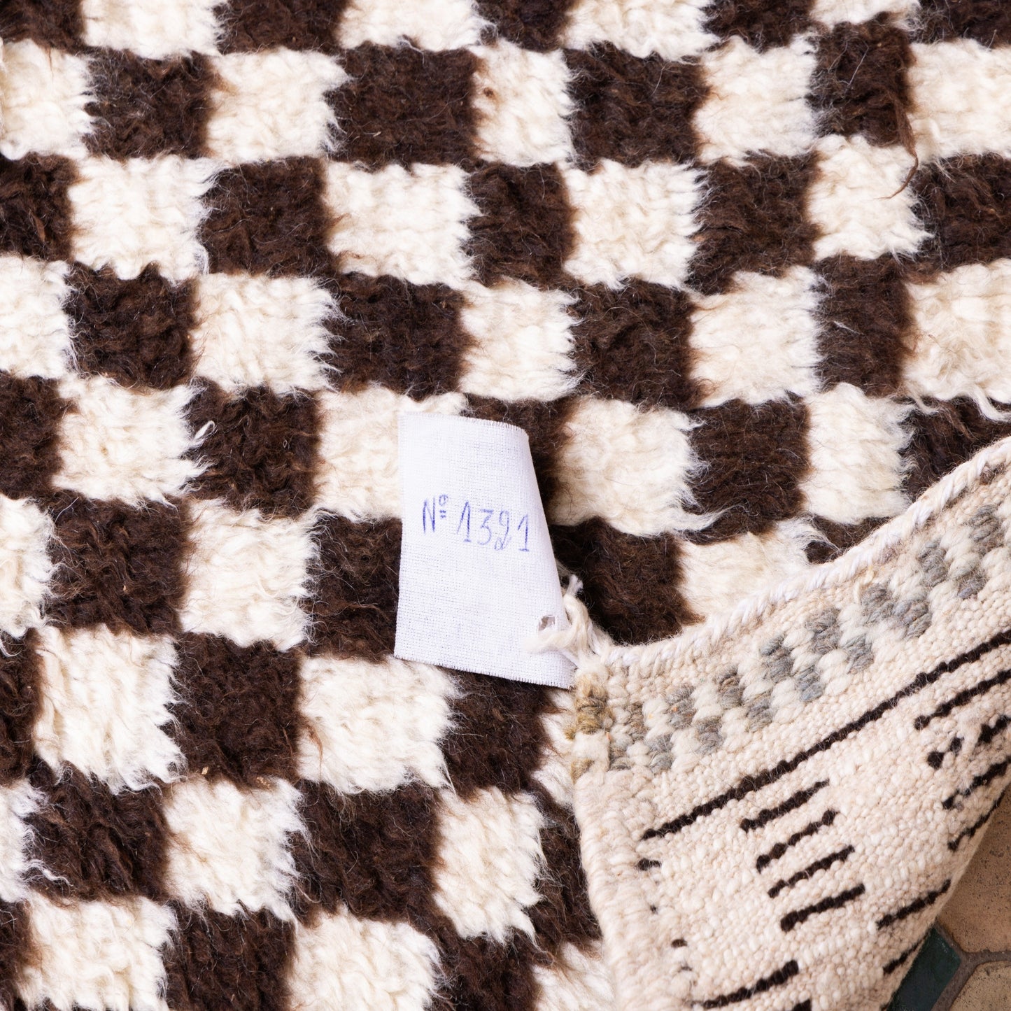 Handwoven Taznakht Moroccan Rug – 100% Wool Black & White Checkerboard Carpet – Authentic Berber Artisan Craft – Minimalist Geometric Design ; 6,89 ft / 3,61 ft