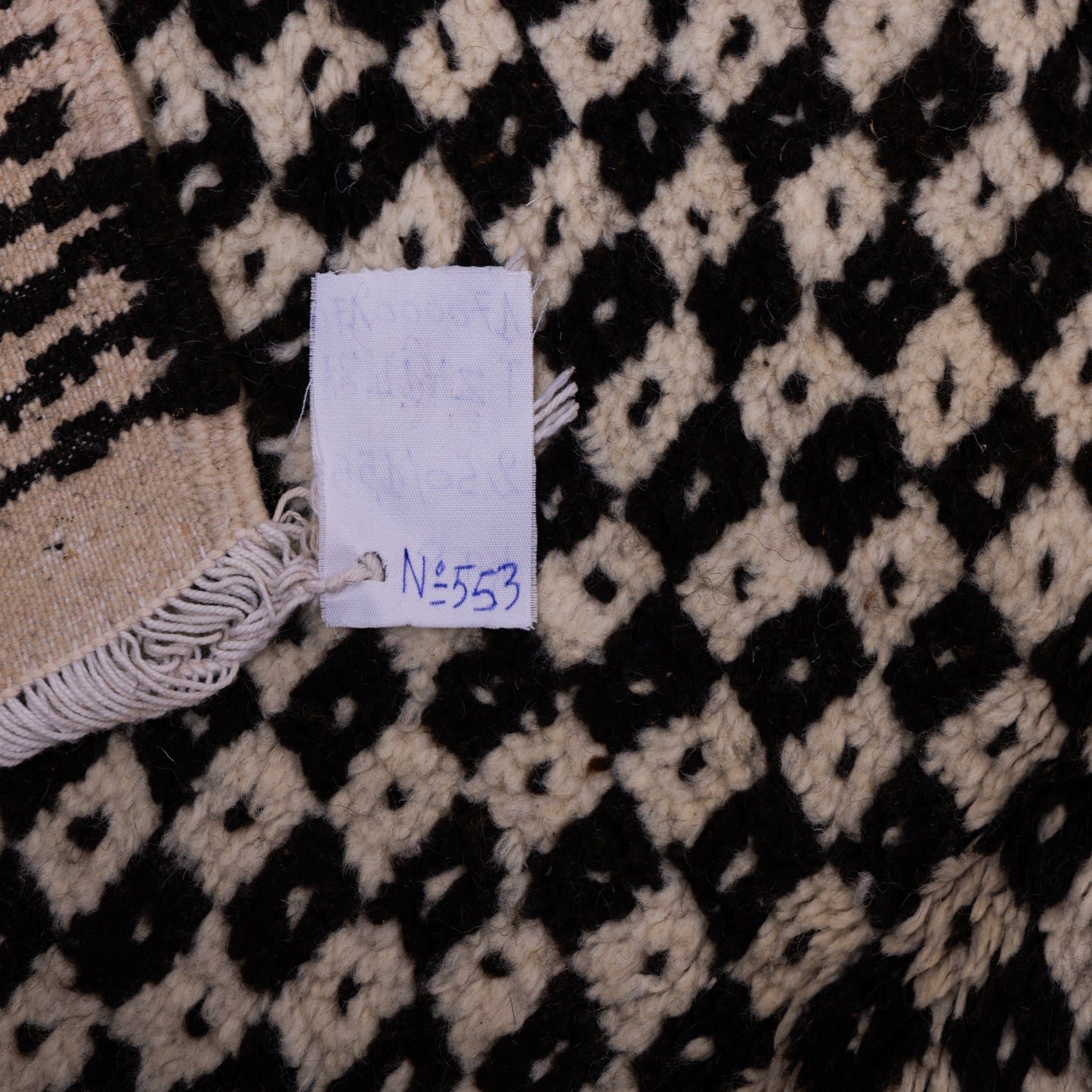 Handwoven Taznakht Moroccan Rug – Black & Beige Geometric Wool Blend Carpet – Authentic Berber Area Rug – 70% Wool, 30% Cotton – Boho & Minimalist Decor ; 8,20 ft / 5,09ft