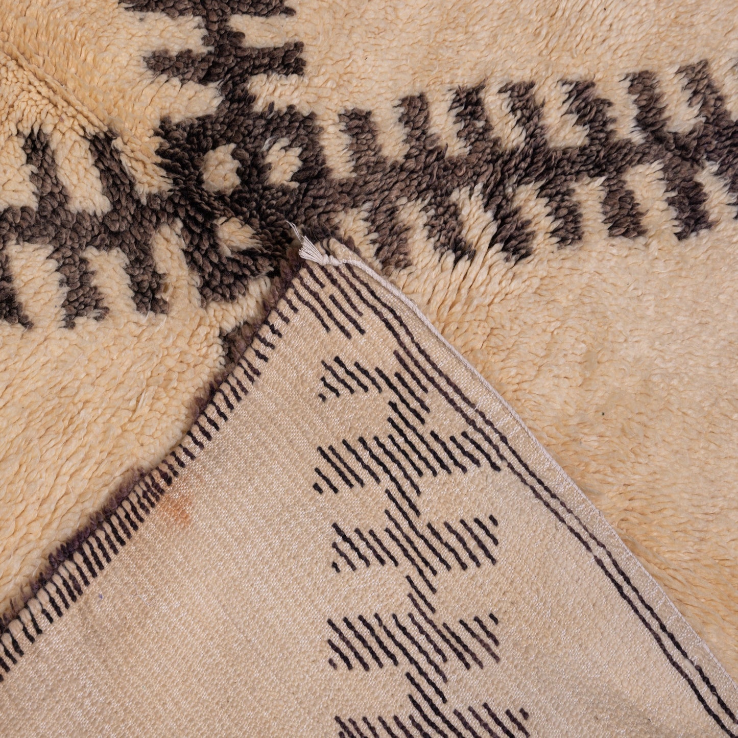 Vintage Beni Ourain Moroccan Rug | Handwoven Wool Berber Carpet with Bold Diamond Motif ; 9,35 ft / 6,07 ft