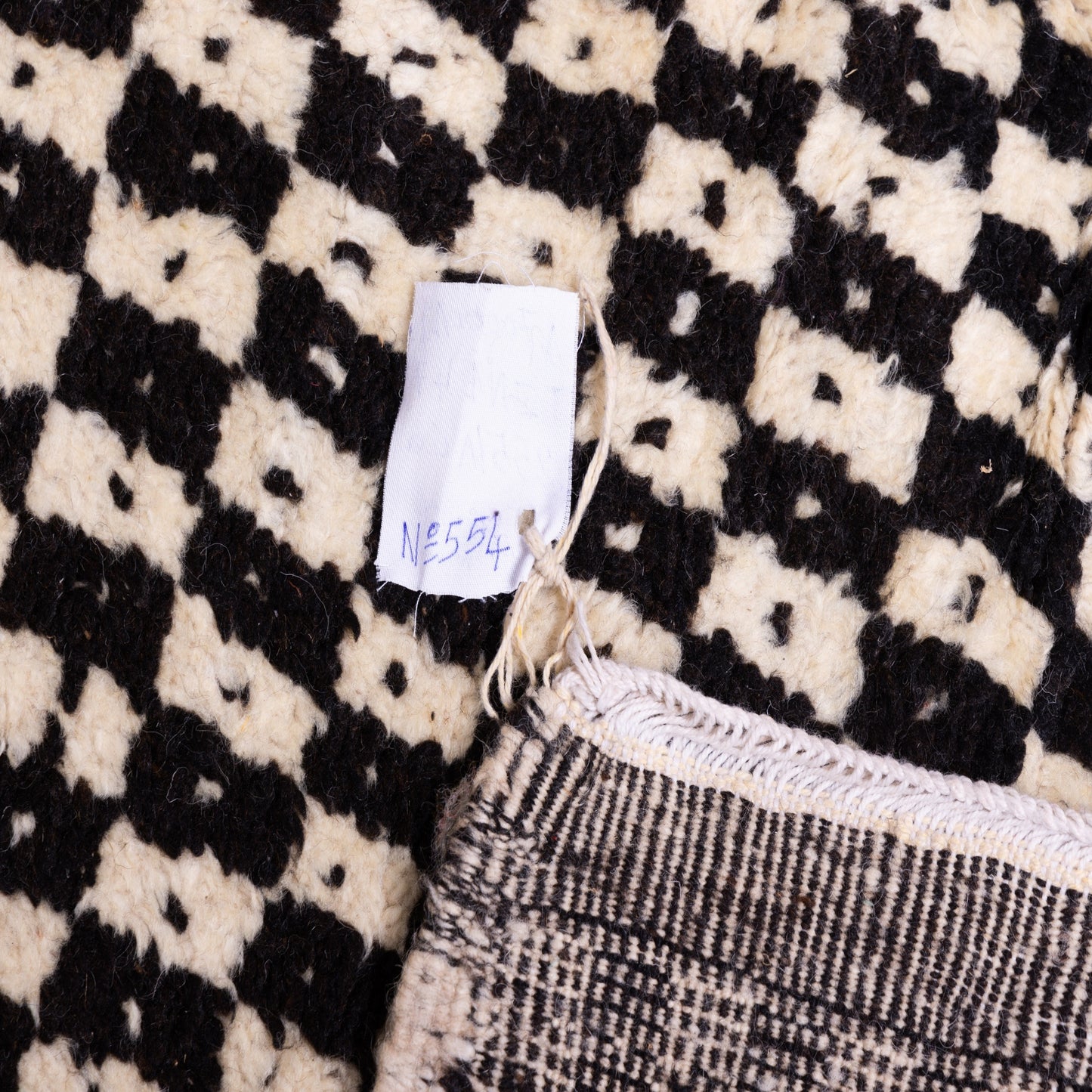 Handwoven Taznakht Moroccan Rug – 100% Wool Black & Beige Checkerboard Carpet – Authentic Berber Craftsmanship – Geometric Minimalist Design ; 8,37 ft / 5,25 ft