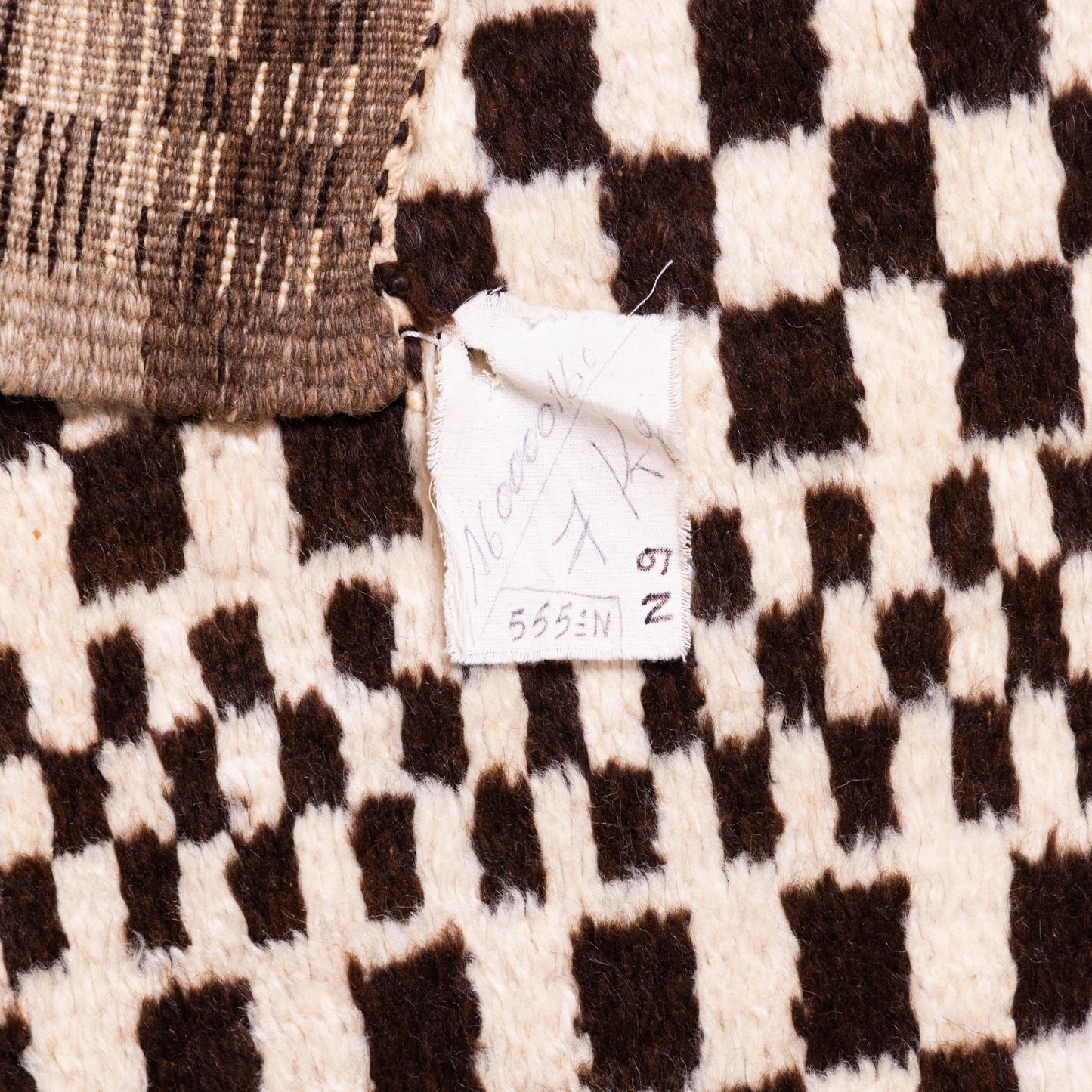 Handwoven Taznakht Moroccan Rug – Black & Beige Striped Checkerboard Wool Blend Carpet – 70% Wool, 30% Cotton – Authentic Berber Tribal Rug ; 8,53 ft / 4,43 ft