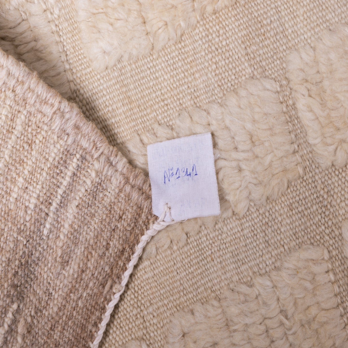 Handwoven Taznakht Moroccan Rug – 100% Wool Beige Grid Pattern Carpet – Minimalist Berber Design – Authentic High Atlas Artisan Craft ; 8,86 ft / 5,25 ft