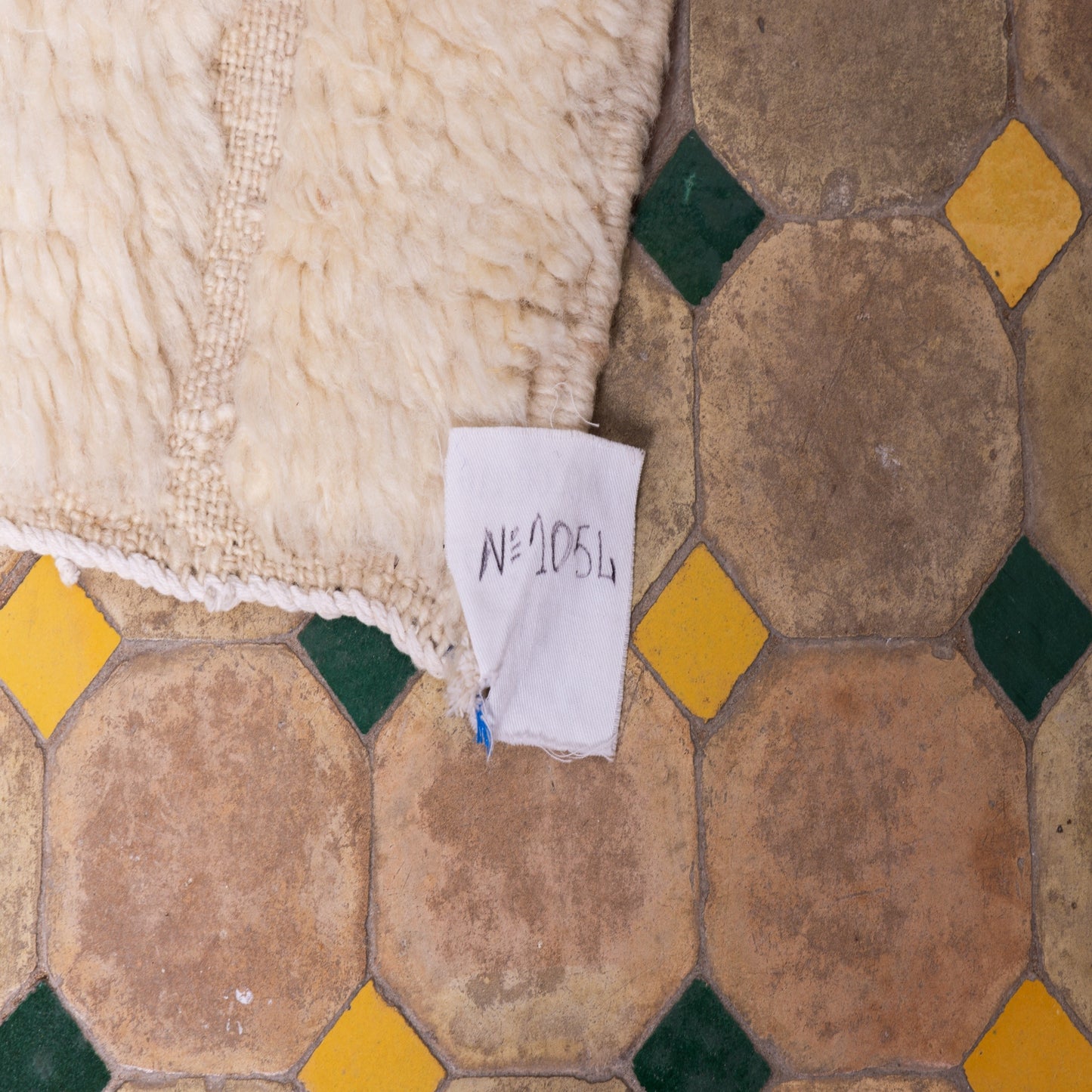 Handwoven Taznakht Moroccan Rug – 100% Wool Cream & Beige Textured Carpet – Authentic Berber Artisan Weaving – Minimalist Geometric Design ; 4,92 ft / 3,28 ft