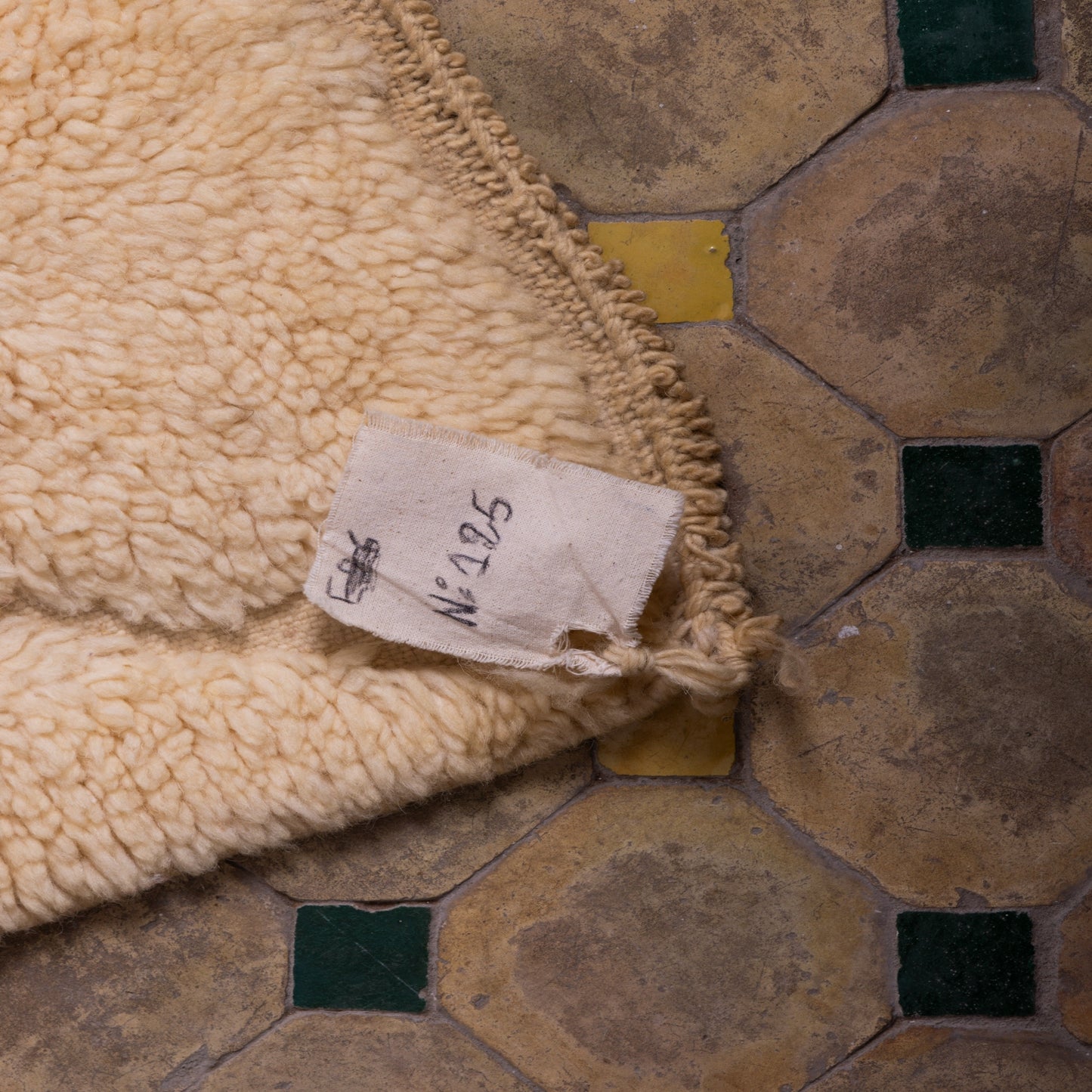 Handwoven Taznakht Moroccan Rug – 100% Wool Beige Diamond Motif Carpet – Luxurious Berber Handmade Rug – Minimalist Boho Style ; 4,43 ft / 3,12 ft