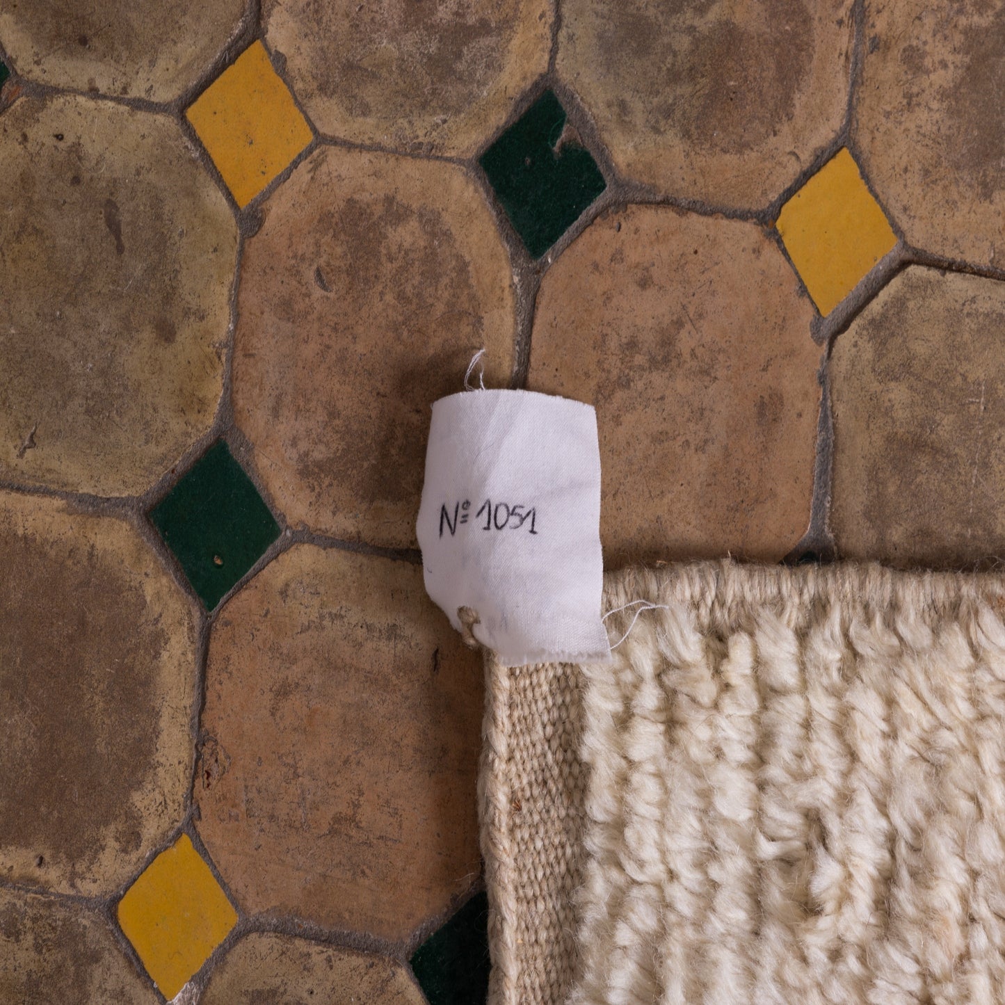 Handwoven Taznakht Moroccan Rug – 100% Wool Cream & Black Abstract Design – Modern Berber Art Rug – Unique Handmade Home Decor ; 8,37 ft / 5,09 ft