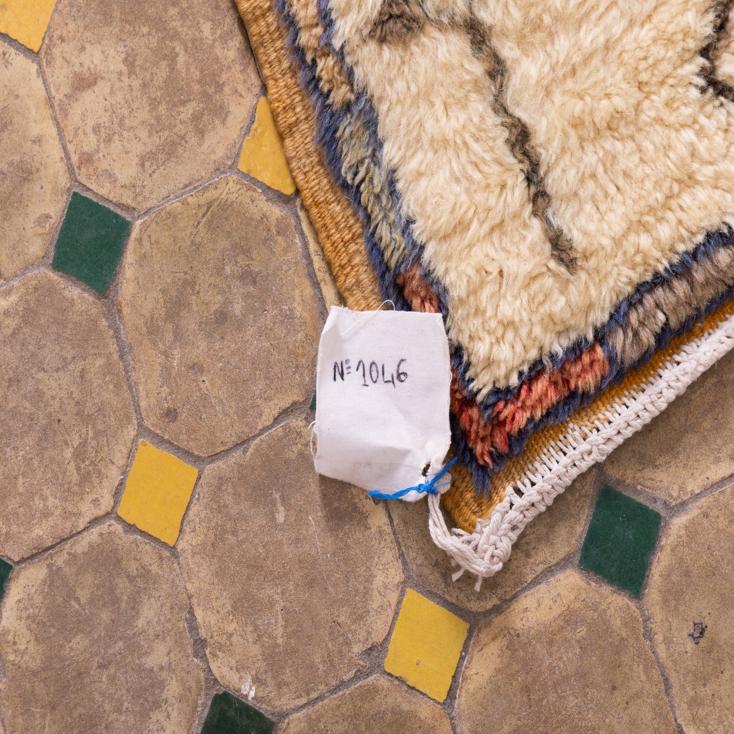 Handwoven Taznakht Moroccan Runner Rug – Beige & Black Berber Hallway Carpet – 70% Wool, 30% Cotton – Unique Tribal Design ; 13,62 ft / 2,46 ft