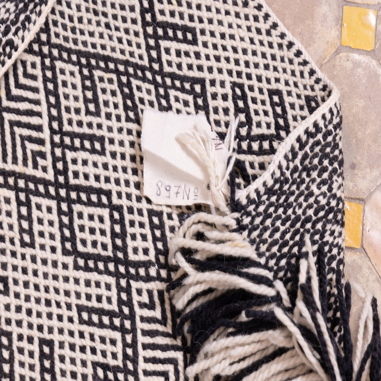 Handwoven Moroccan Akhnif Rug – Black & Ivory Berber Wool Rug ; 5,91 ft / 3,44 ft