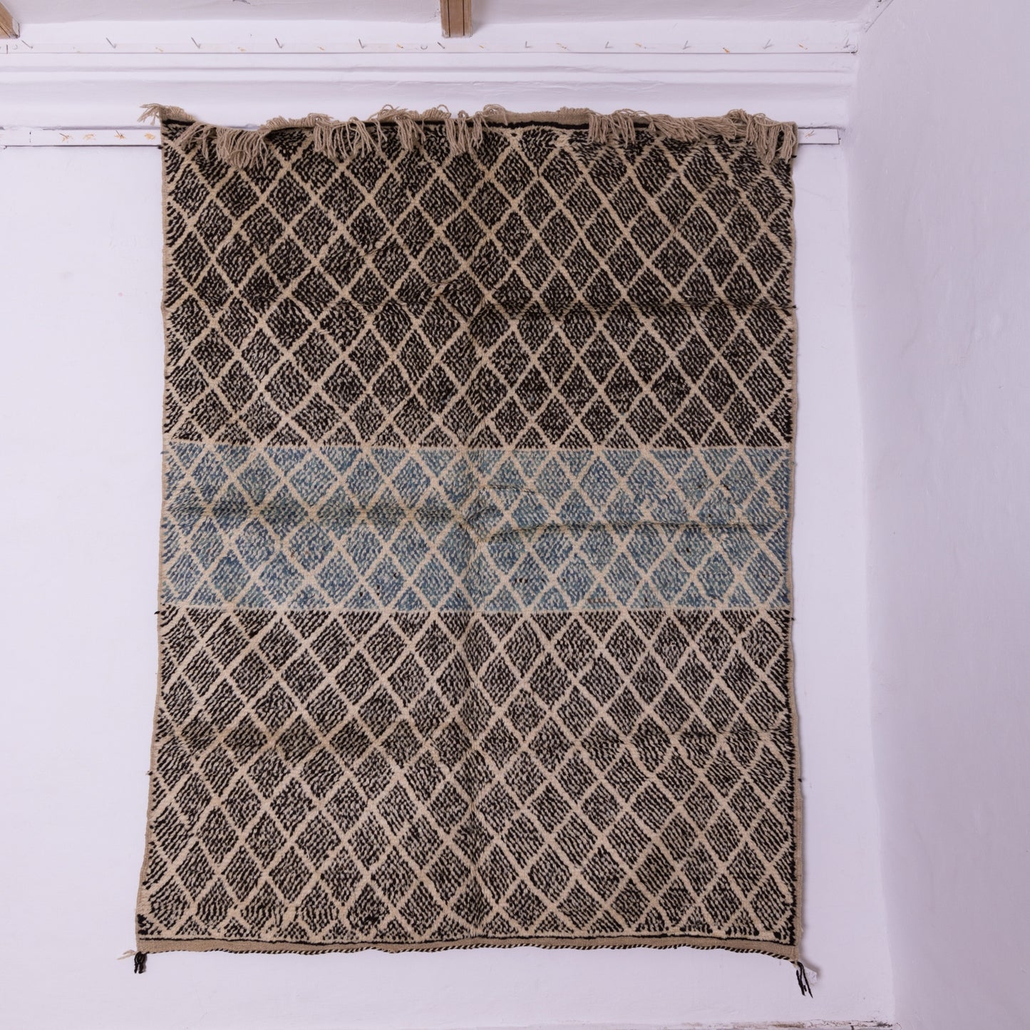 Handwoven Taznakht Moroccan Rug – 100% Wool Black & Beige Diamond Pattern with Blue Accent – Authentic Berber Tribal Design ;  9,02 ft / 5,41 ft