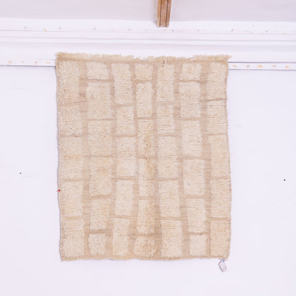 Handwoven Taznakht Moroccan Rug – 100% Wool Cream & Beige Textured Carpet – Authentic Berber Artisan Weaving – Minimalist Geometric Design ; 4,92 ft / 3,28 ft
