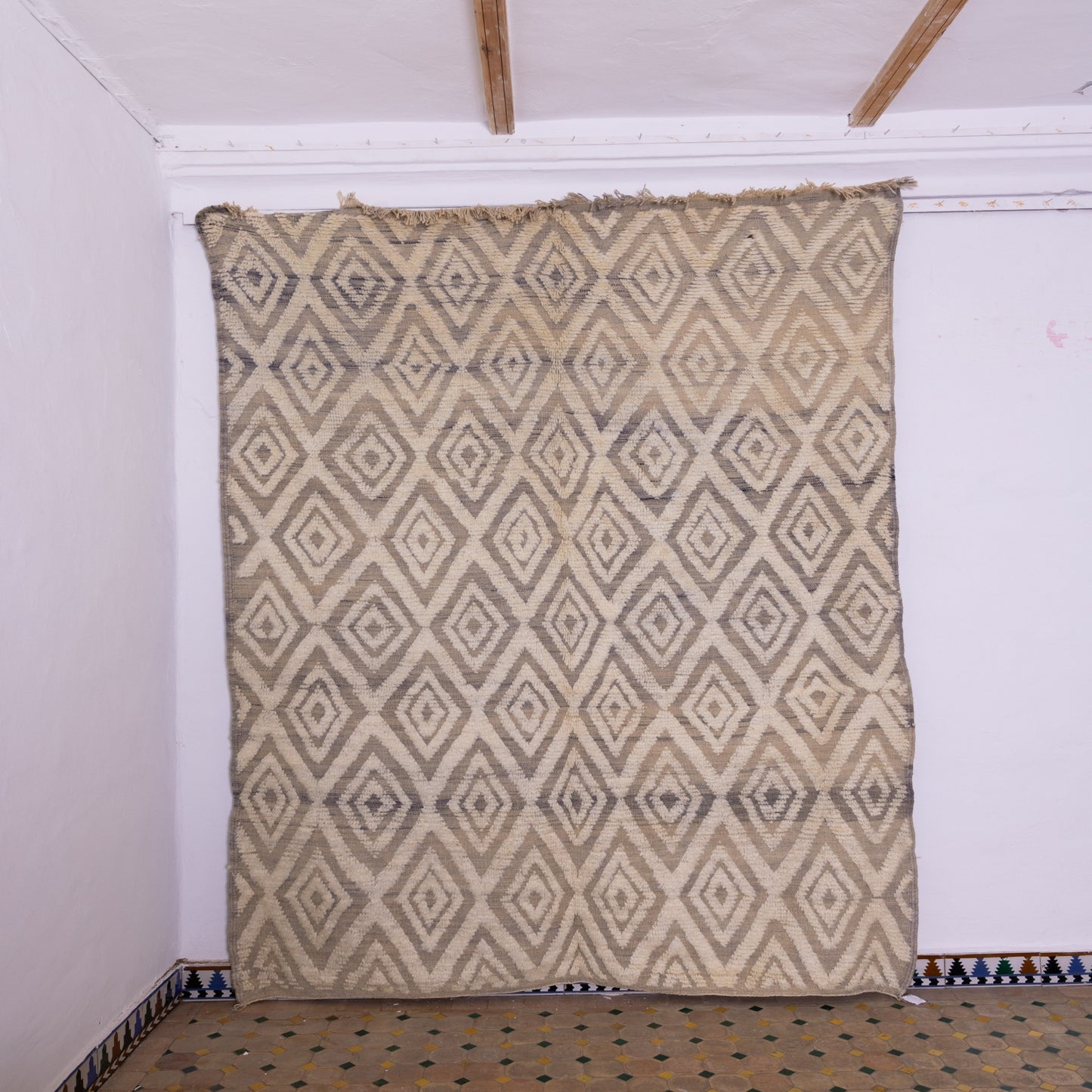 Handwoven Taznakht Moroccan Rug – 100% Wool Beige & Gray Diamond Pattern Carpet – Authentic Berber Tribal Design – High Atlas Artisan Weaving ; 10,01 ft / 6,56 ft