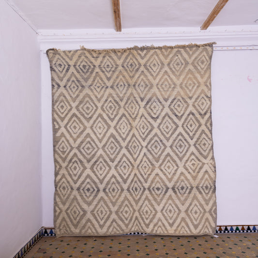 Handwoven Taznakht Moroccan Rug – 100% Wool Beige & Gray Diamond Pattern Carpet – Authentic Berber Tribal Design – High Atlas Artisan Weaving