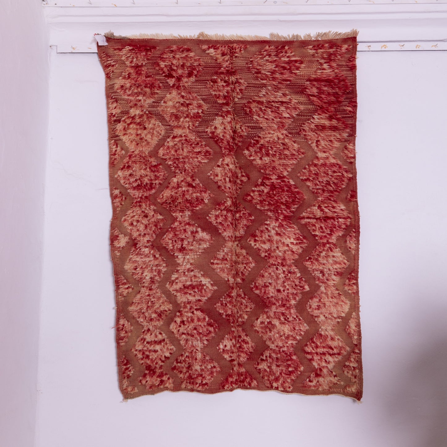 Handwoven Taznakht Moroccan Rug – 100% Wool Deep Red & Beige Zigzag Carpet – Authentic Berber Design – High Atlas Artisan Craftsmanship ; 7,05 ft / 3,94 ft