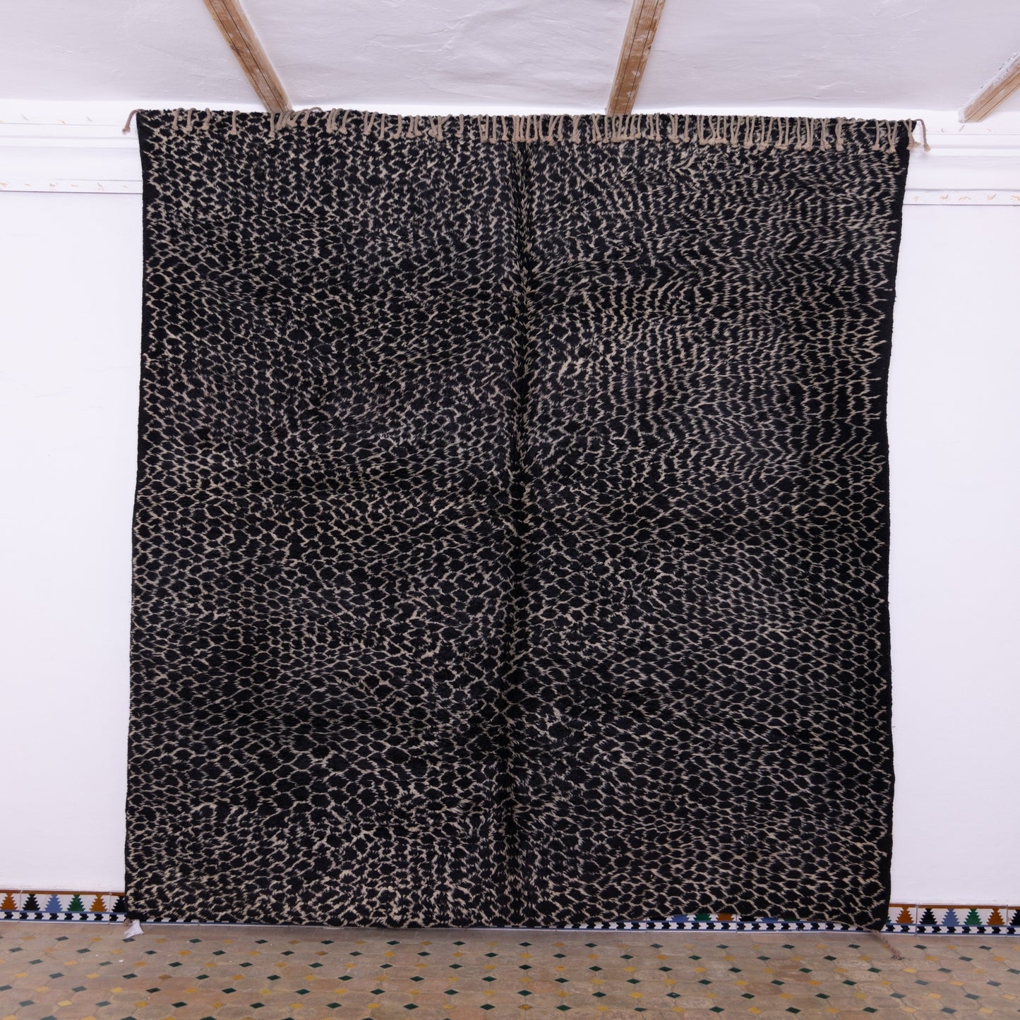 Handwoven Black Moroccan Mrirt Wool Rug – Luxurious Berber Carpet with Abstract Design