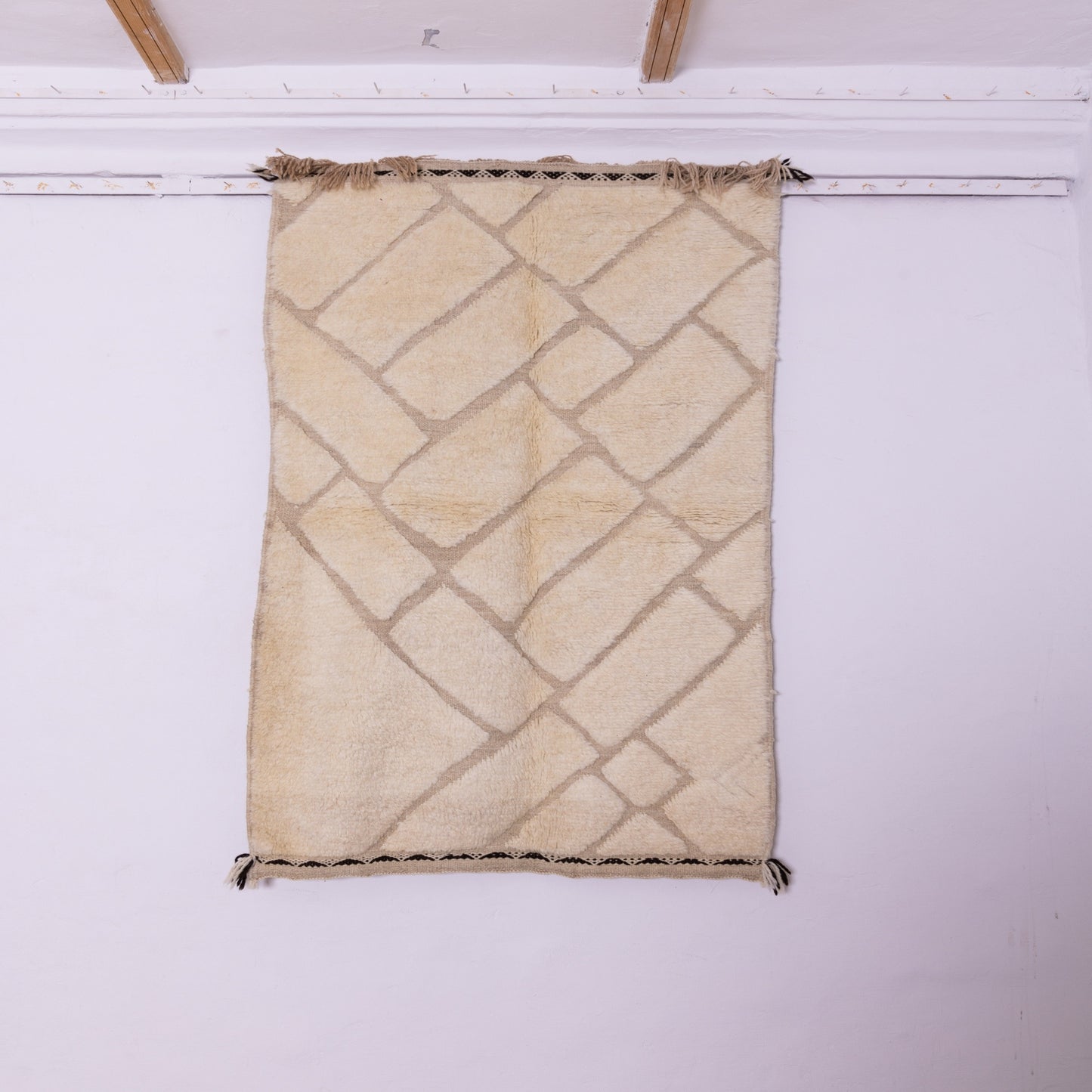 Handwoven Taznakht Moroccan Rug – Cream & Beige Wool Berber Carpet – 70% Wool, 30% Cotton – Minimalist Tribal Design ; 6,89 ft / 3,77 ft