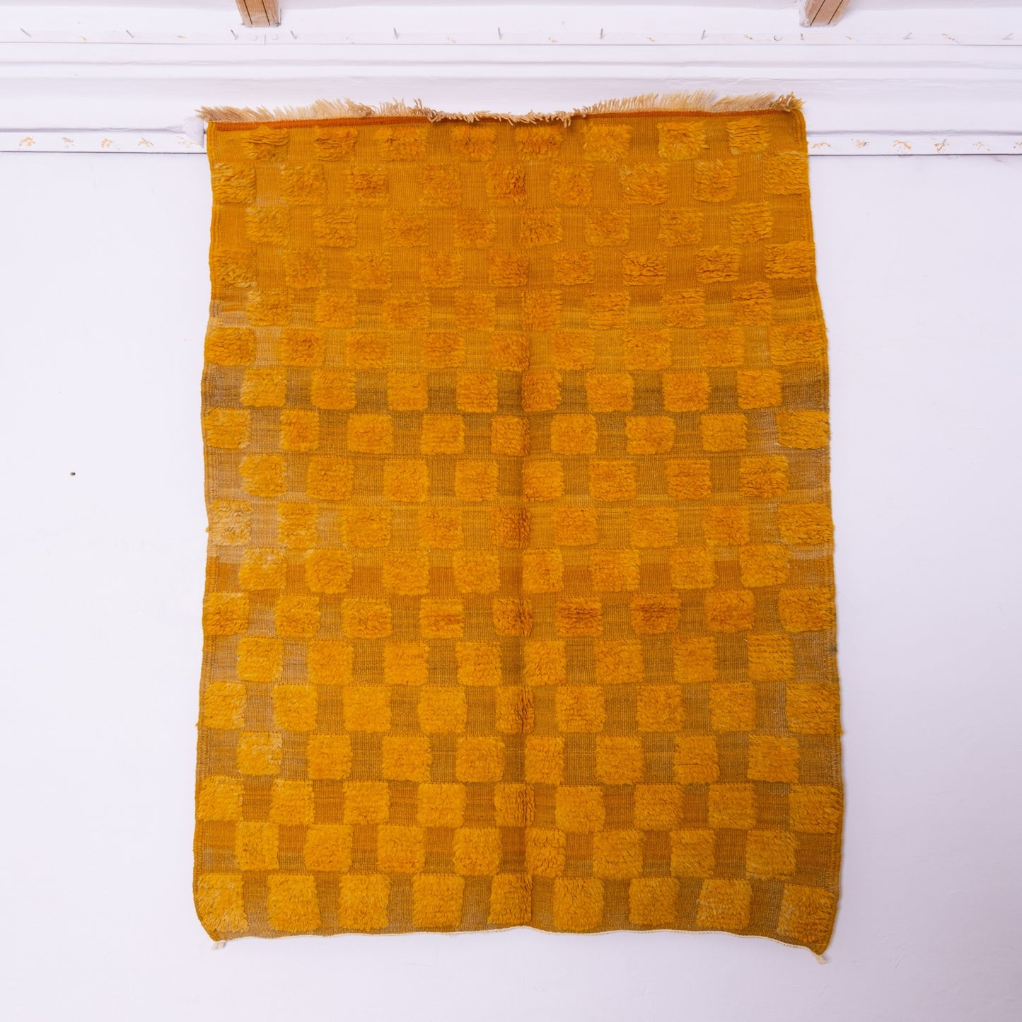 Handwoven Taznakht Moroccan Rug – 100% Wool Golden Yellow Checkerboard Carpet – Authentic Berber Artisan Weaving – Warm Geometric Design ; 6,89 ft / 3,94 ft