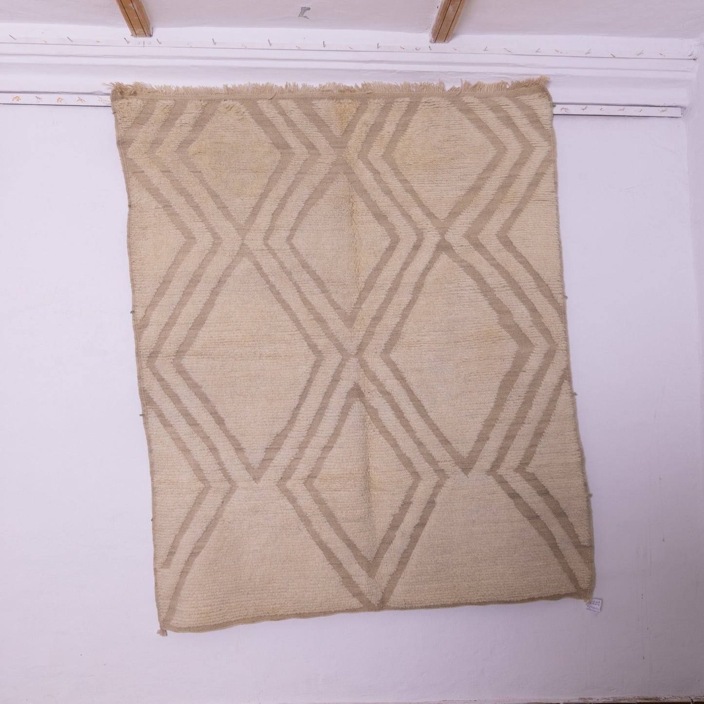 Handwoven Taznakht Moroccan Rug – 100% Wool Cream & Beige Geometric Carpet – Minimalist Berber Tribal Design – Authentic High Atlas Weaving ; 8,37 ft / 5,25 ft