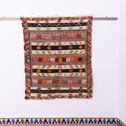 Handwoven Akhnif Berber Rug – Moroccan Kilim Tapestry with Tribal Motifs ; 5,25 ft / 3,44 ft