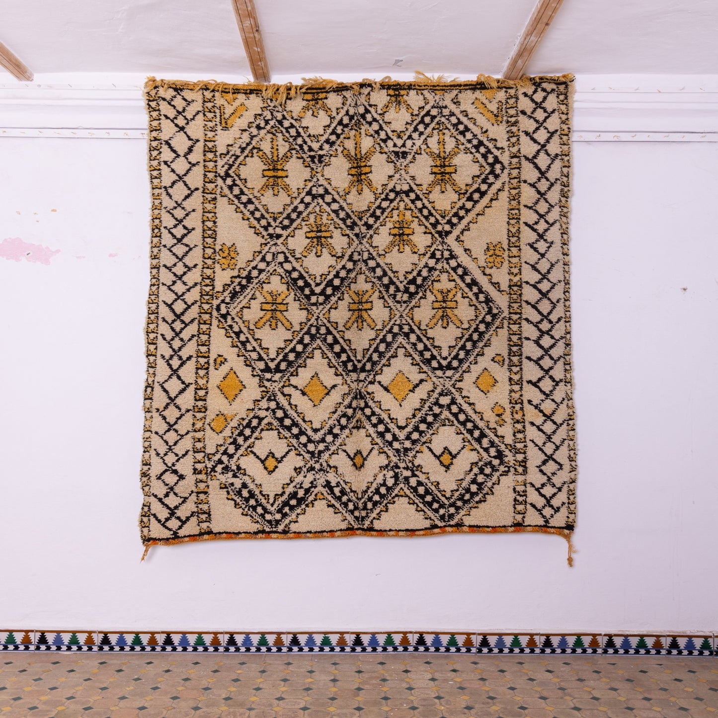 Vintage Moroccan Berber Rug – Handwoven Wool with Intricate Tribal Motifs ; 8,53 ft /  6,40 ft