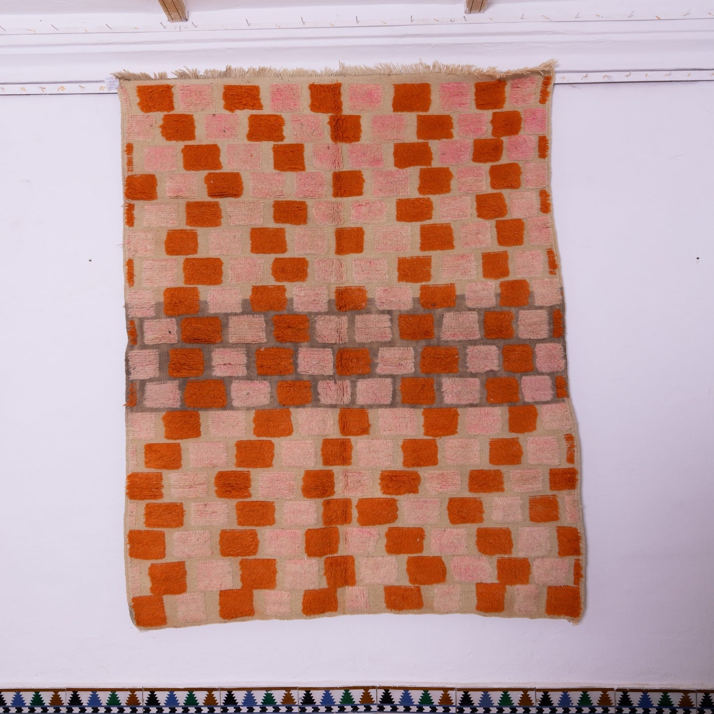 Handwoven Taznakht Moroccan Rug – 100% Wool Pink & Orange Checkerboard Carpet – Authentic Berber Artisan Weaving – Vibrant Geometric Design ; 8,69 ft / 6,07 ft