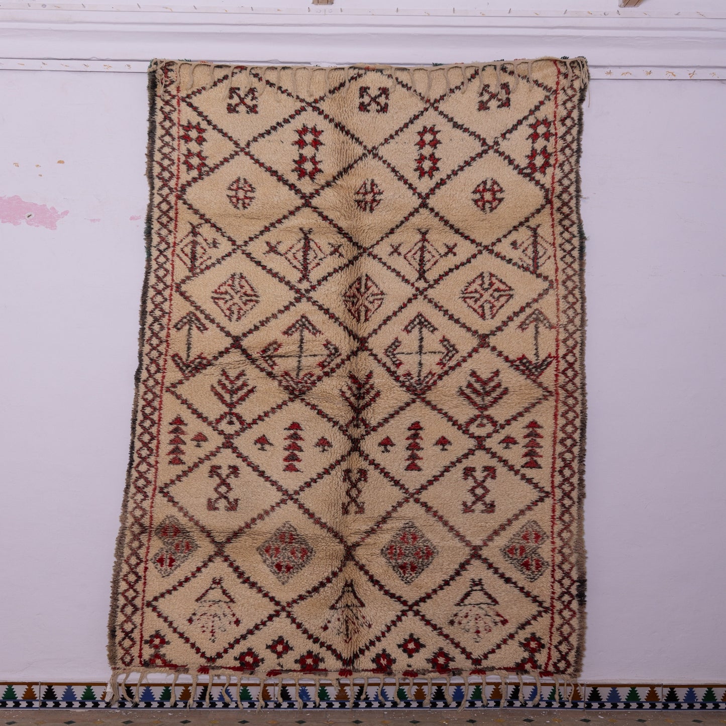 Vintage Moroccan Berber Rug – Handwoven Wool with Tribal Symbols & Red Accents ; 9,68 ft / 5,25 ft