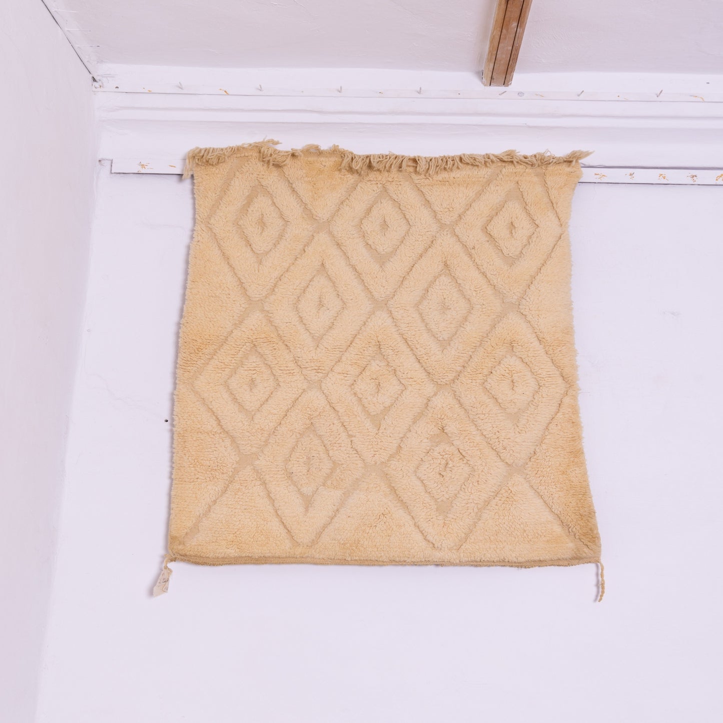 Handwoven Taznakht Moroccan Rug – 100% Wool Beige Diamond Motif Carpet – Luxurious Berber Handmade Rug – Minimalist Boho Style ;  4,43 ft / 3,12 ft