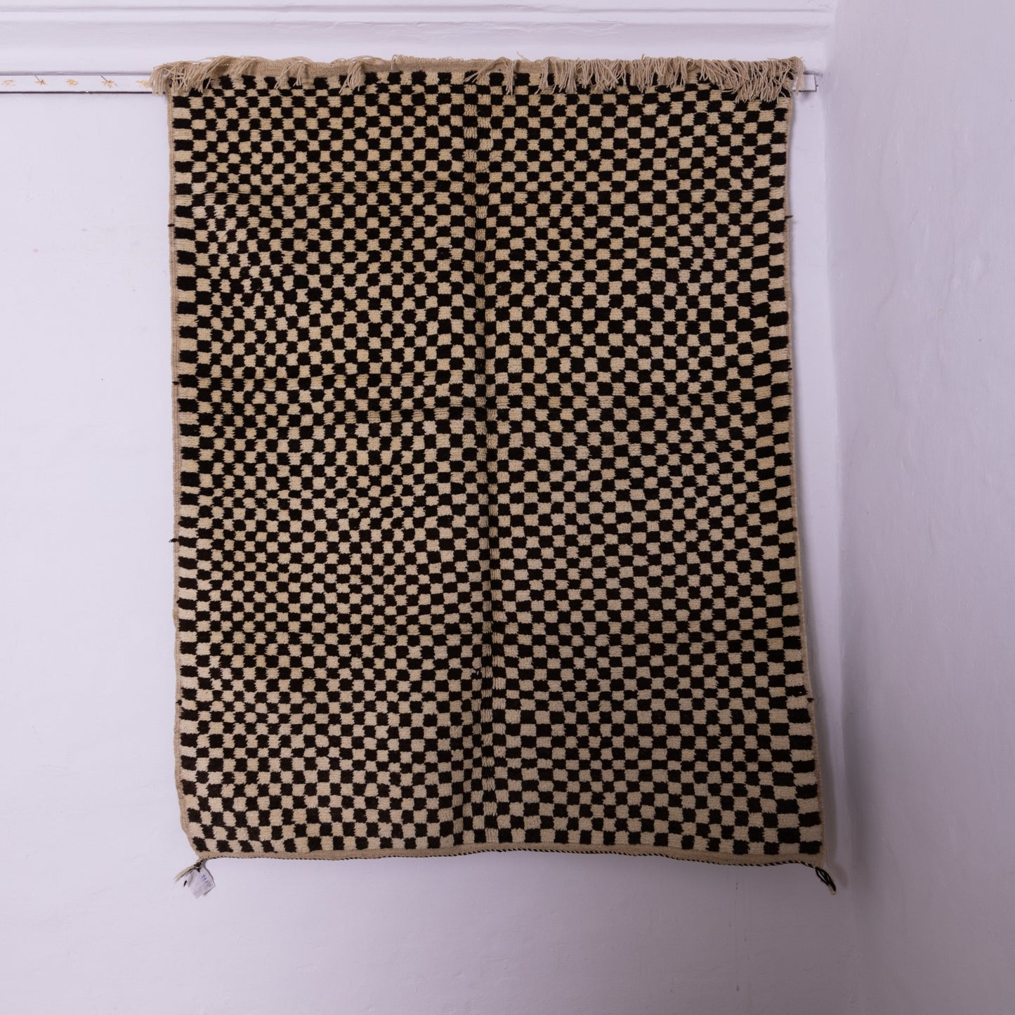 Handwoven Taznakht Moroccan Rug – 100% Wool Black & Beige Checkerboard Carpet – Authentic Berber Craftsmanship – Geometric Minimalist Design ; 7,87 ft / 4,76 ft