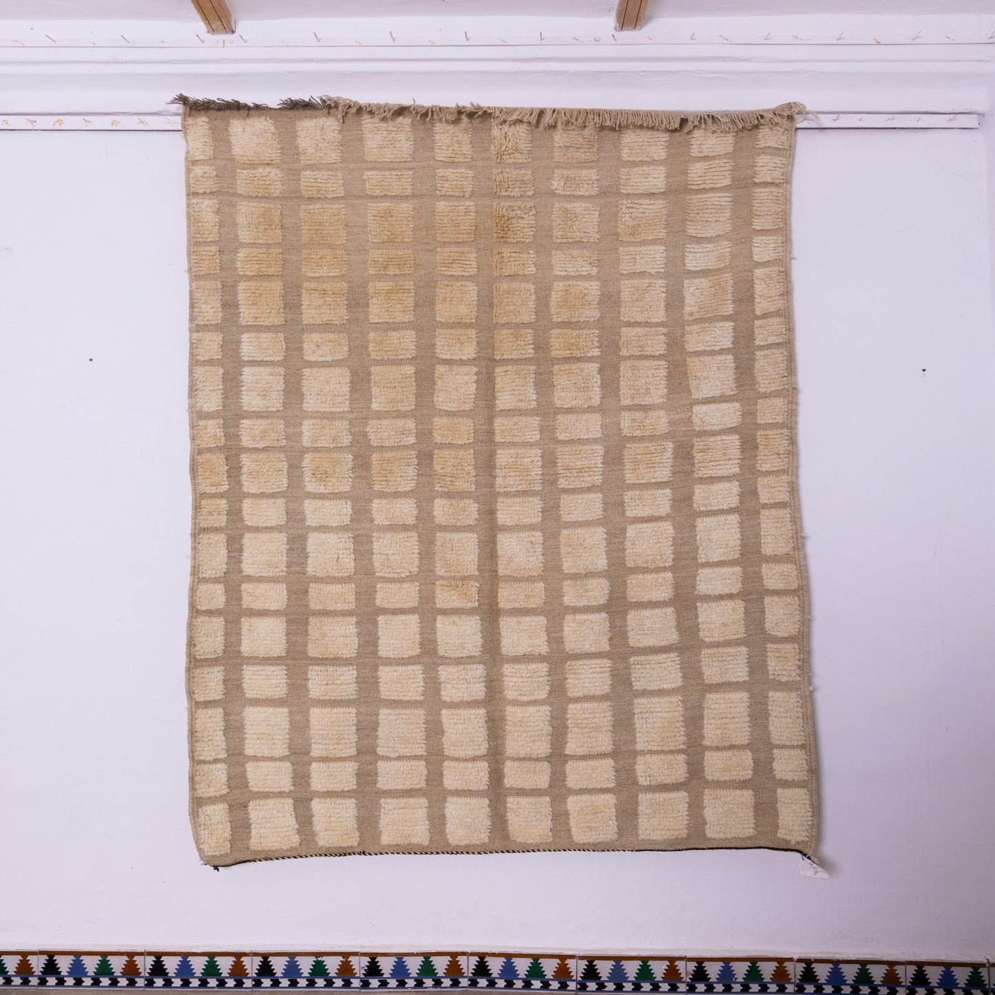 Handwoven Taznakht Moroccan Rug – 100% Wool Beige & Cream Grid Pattern – Authentic Berber Minimalist Design – High Atlas Artisan Weaving ; 8,69 ft / 5,41 ft
