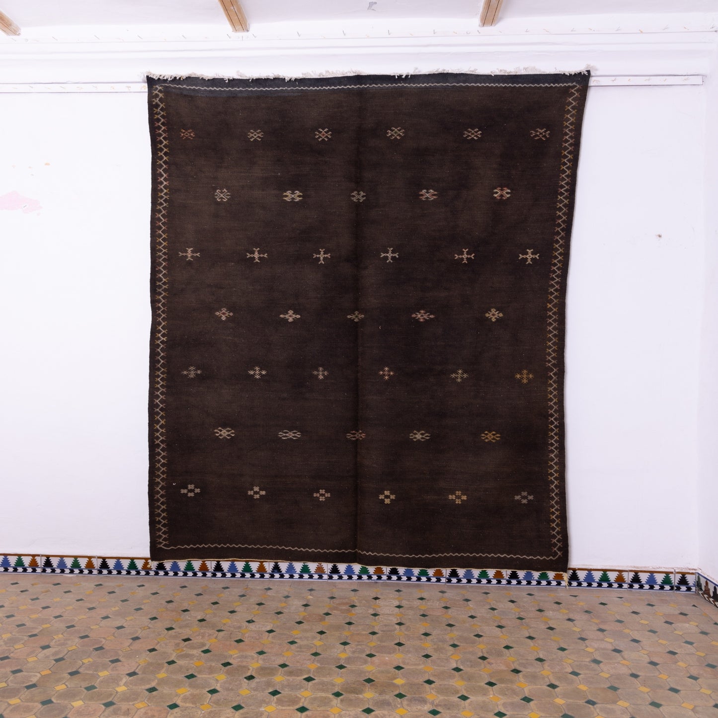 Handwoven Moroccan Akhnif Rug – Deep Ebony Berber Wool Carpet ; 9,84 ft / 6,40 ft