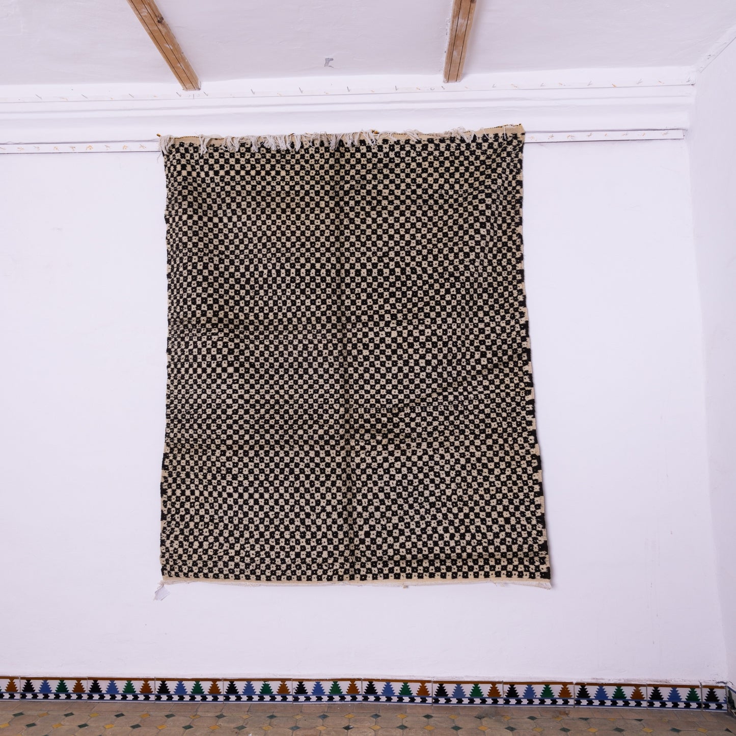 Handwoven Taznakht Moroccan Rug – Black & Beige Geometric Wool Blend Carpet – Authentic Berber Area Rug – 70% Wool, 30% Cotton – Boho & Minimalist Decor ;  8,20 ft / 5,09ft