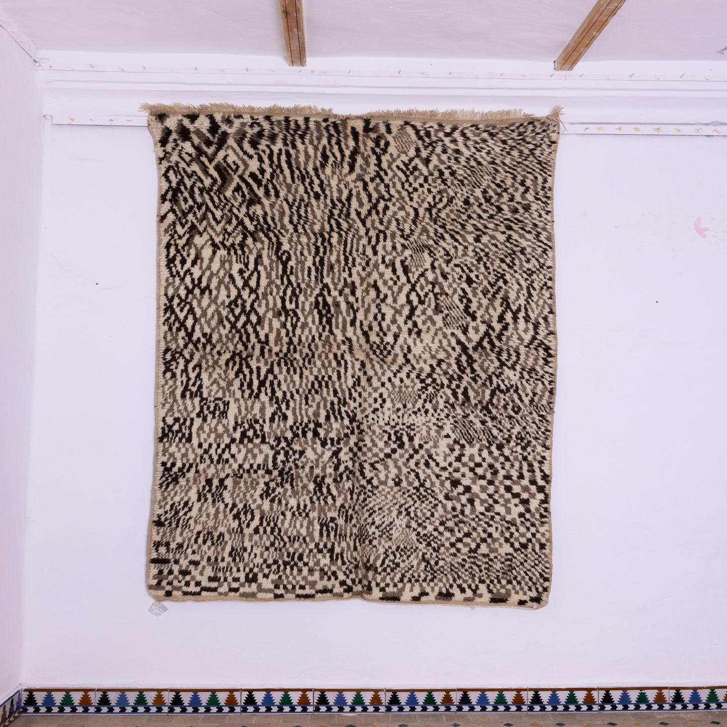 Handwoven Taznakht Moroccan Rug – 100% Wool Black & Beige Abstract Pattern – Authentic Berber Artisan Carpet – Unique Textured Design ; 8,37 ft / 5,25 ft