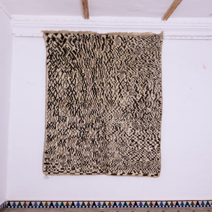 Handwoven Taznakht Moroccan Rug – 100% Wool Black & Beige Abstract Pattern – Authentic Berber Artisan Carpet – Unique Textured Design ; 8,37 ft / 5,25 ft