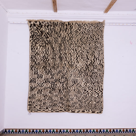 Handwoven Taznakht Moroccan Rug – 100% Wool Black & Beige Abstract Pattern – Authentic Berber Artisan Carpet – Unique Textured Design