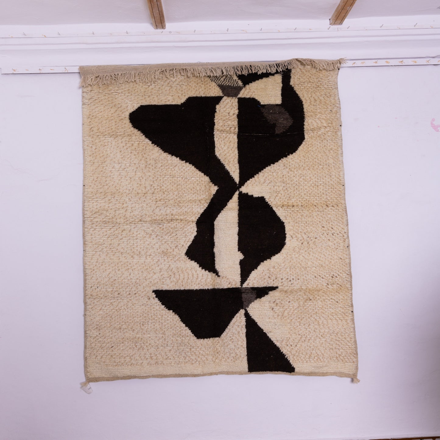 Handwoven Taznakht Moroccan Rug – 100% Wool Cream & Black Abstract Design – Modern Berber Art Rug – Unique Handmade Home Decor ; 8,37 ft / 5,09 ft