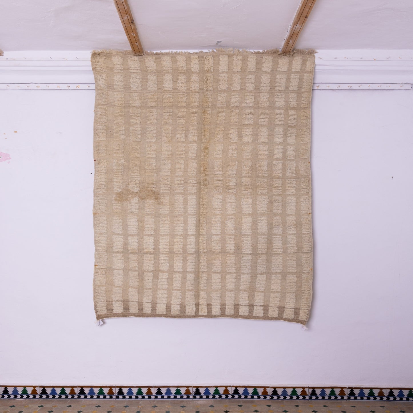 Handwoven Taznakht Moroccan Rug – 100% Wool Beige Grid Pattern Carpet – Minimalist Berber Design – Authentic High Atlas Artisan Craft ; 8,86 ft  /  5,25 ft