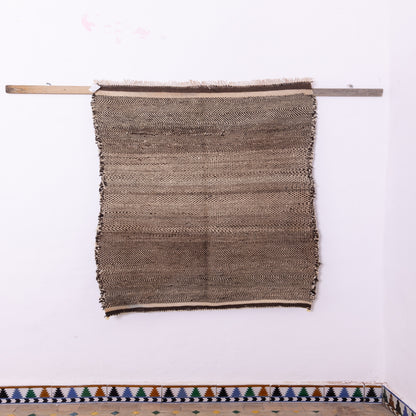 Handwoven Moroccan Akhnif Rug – Elegant Black & Ivory Berber Wool Weave ; 4,92 ft / 3,61 ft