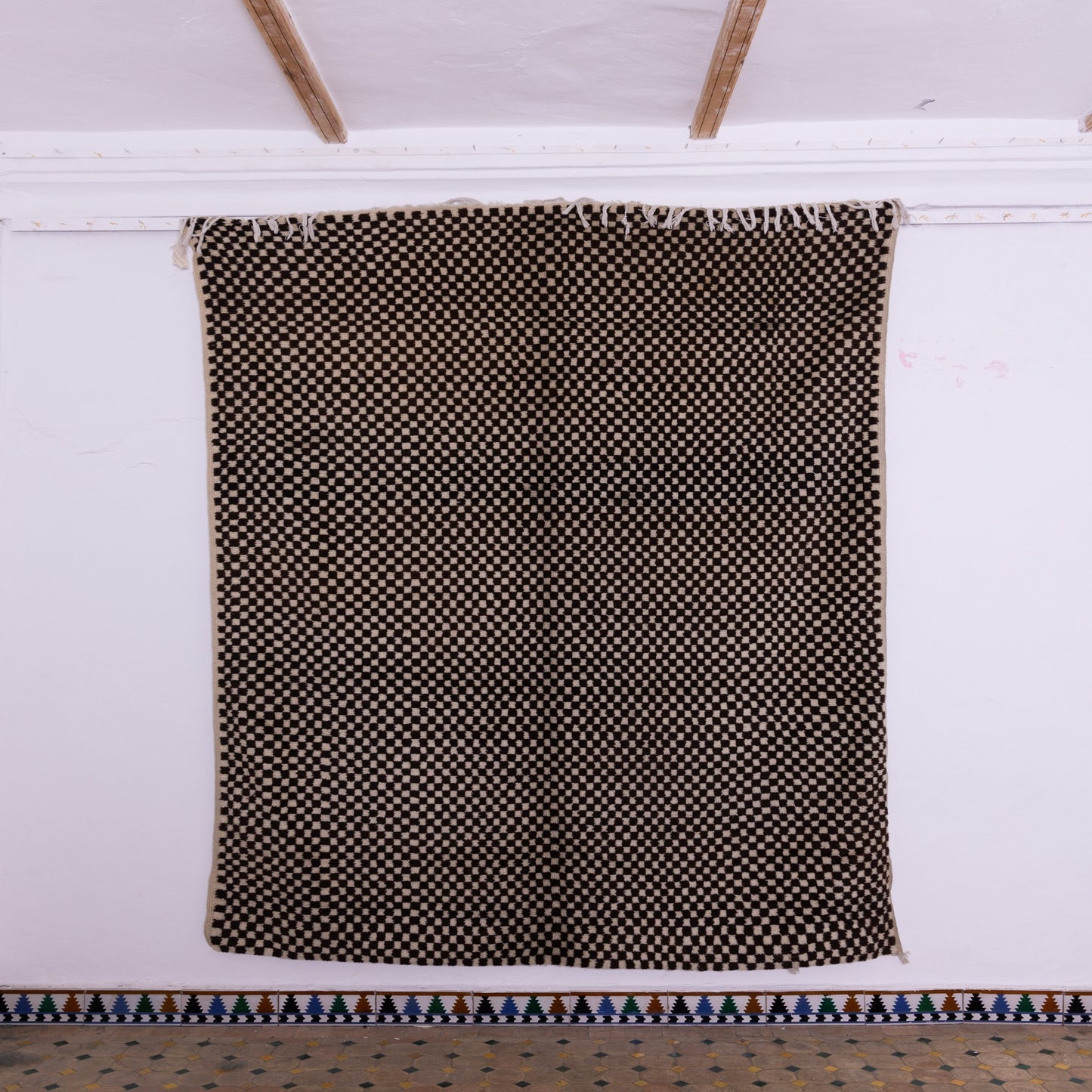 Handwoven Taznakht Moroccan Rug – Black & Beige Checkerboard Wool Blend Carpet – 70% Wool, 30% Cotton – Authentic Berber Rug for Modern & Boho Homes ; 10,66 ft / 6,40 ft