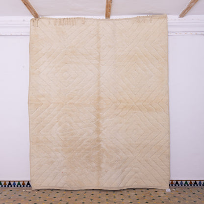 Handwoven Moroccan Mrirt Rug – Plush Wool Berber Carpet with Diamond Pattern in Neutral Beige ; 10,83 ft / 6,73 ft