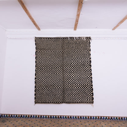 Handwoven Taznakht Moroccan Rug – Black & Beige Checkerboard Wool Blend Carpet – 70% Wool, 30% Cotton – Authentic Berber Rug for Modern & Boho Homes ; 8,53 ft  / 5,41 ft