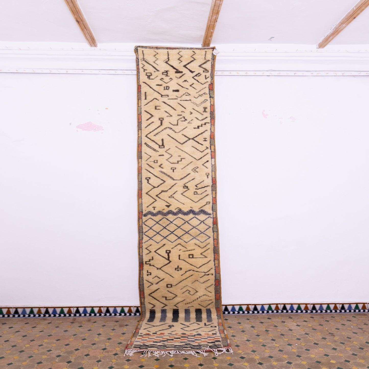 Handwoven Taznakht Moroccan Runner Rug – Beige & Black Berber Hallway Carpet – 70% Wool, 30% Cotton – Unique Tribal Design ; 13,62 ft / 2,46 ft