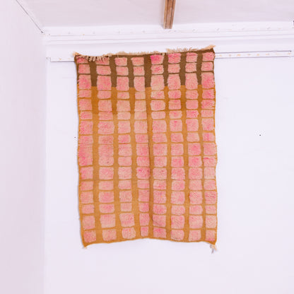 Handwoven Taznakht Moroccan Rug – 100% Wool Pink & Beige Checkerboard Carpet – Authentic Berber Artisan Weaving – Bold Geometric Design ; 5,41 ft / 3,61 ft