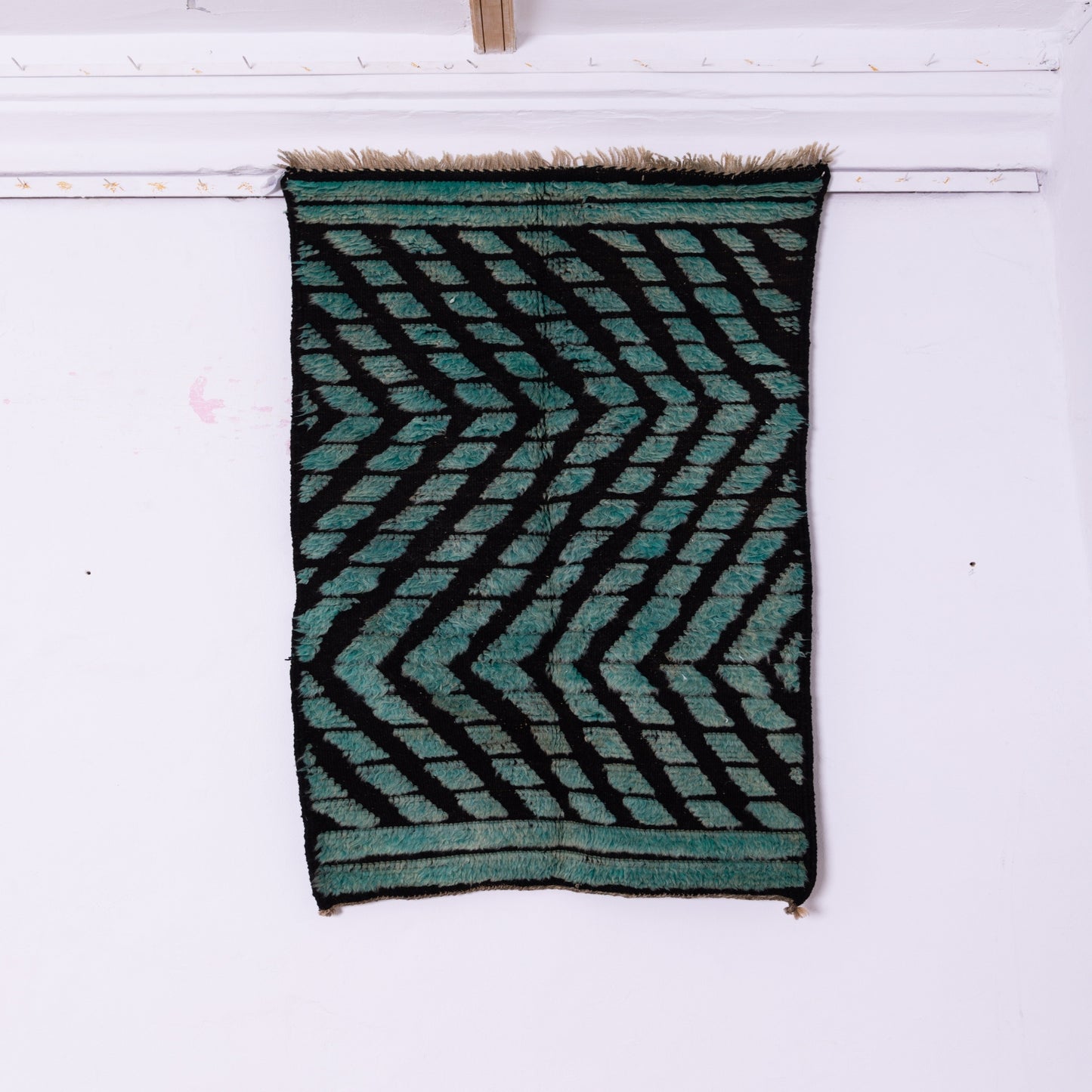 Handwoven Taznakht Moroccan Rug – 100% Wool Green & Black Chevron Carpet – Authentic Berber Artisan Weaving – Bold Geometric Design ;  4,27 ft / 3,12 ft