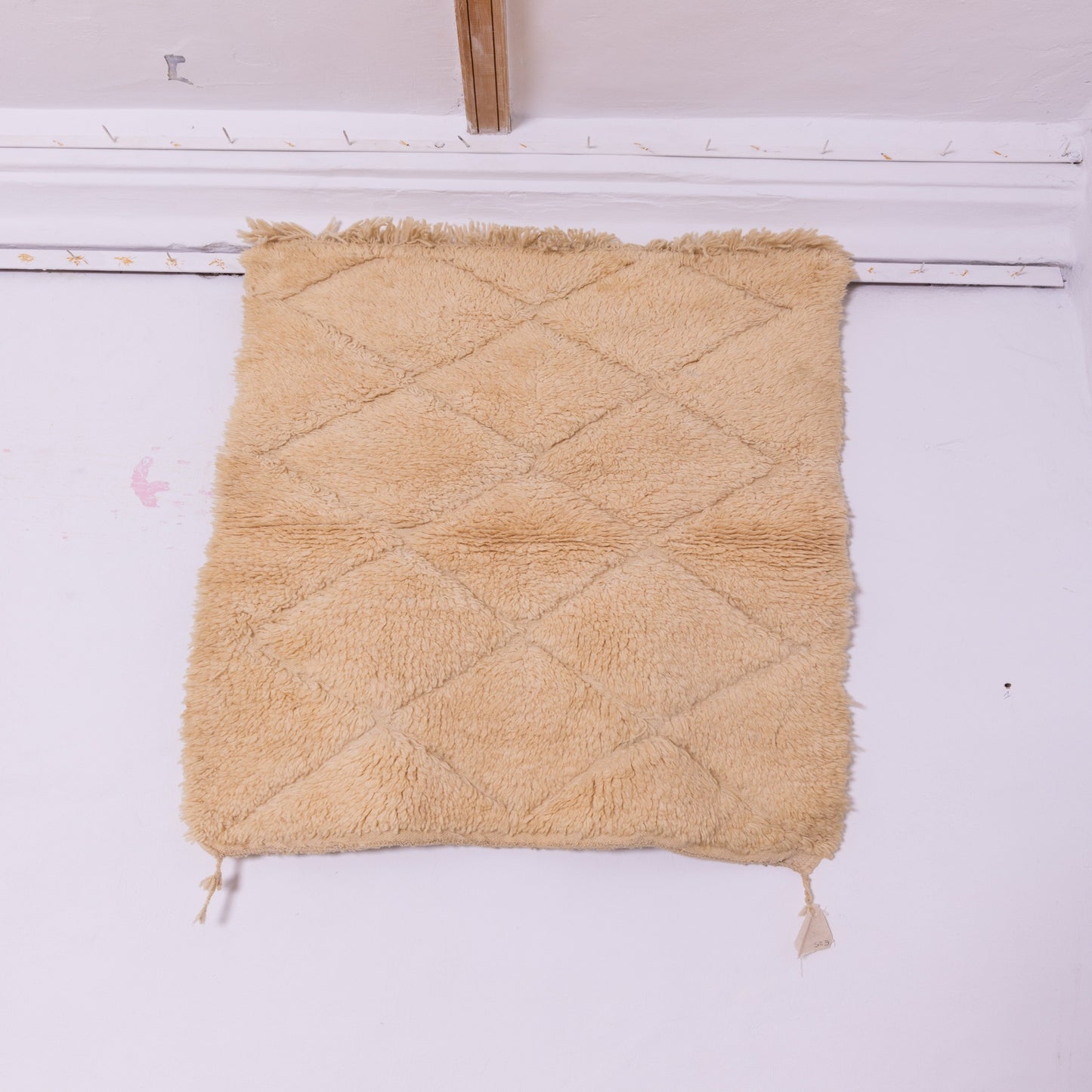 Handwoven Taznakht Moroccan Rug – 100% Wool Beige Diamond Pattern Carpet – Luxurious Plush Berber Rug – Soft Minimalist Design ;  4,27 ft / 3,12 ft